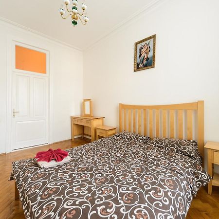 Apartment Near Arena City Киев Экстерьер фото